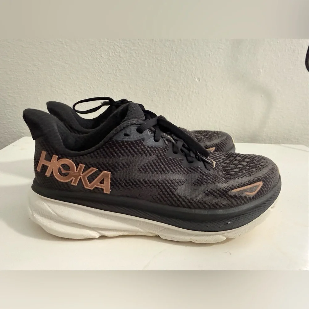 Hoka women size 7 Clifton 9Black and Pink Athletic Shoes - Picture 3 of 8